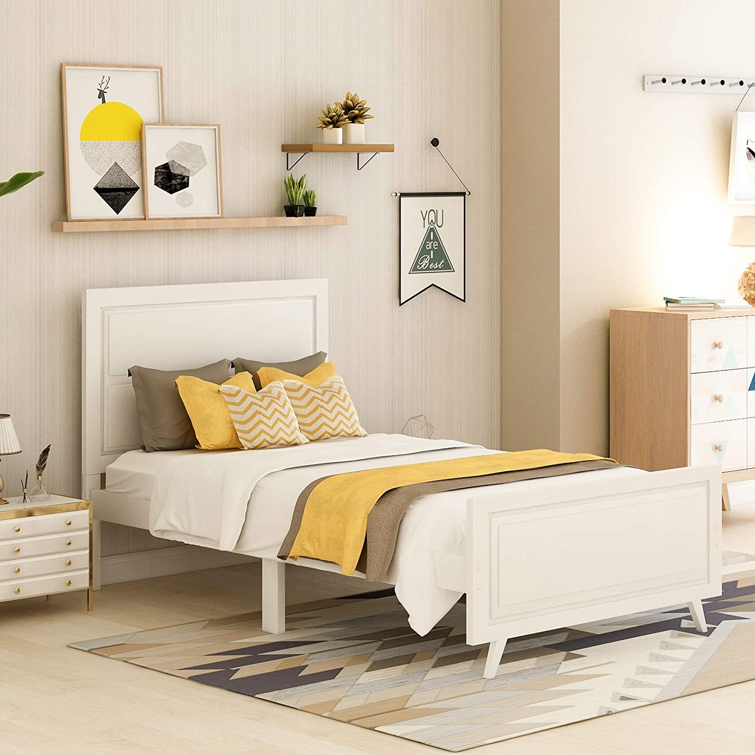 Căn phòng ngủ nhỏ trở nên hài hoà hơn với bộ nội thất đơn giản, tiện nghi với giường đơn gấp gọn, tab, tủ đồ, kệ trang trí treo tường