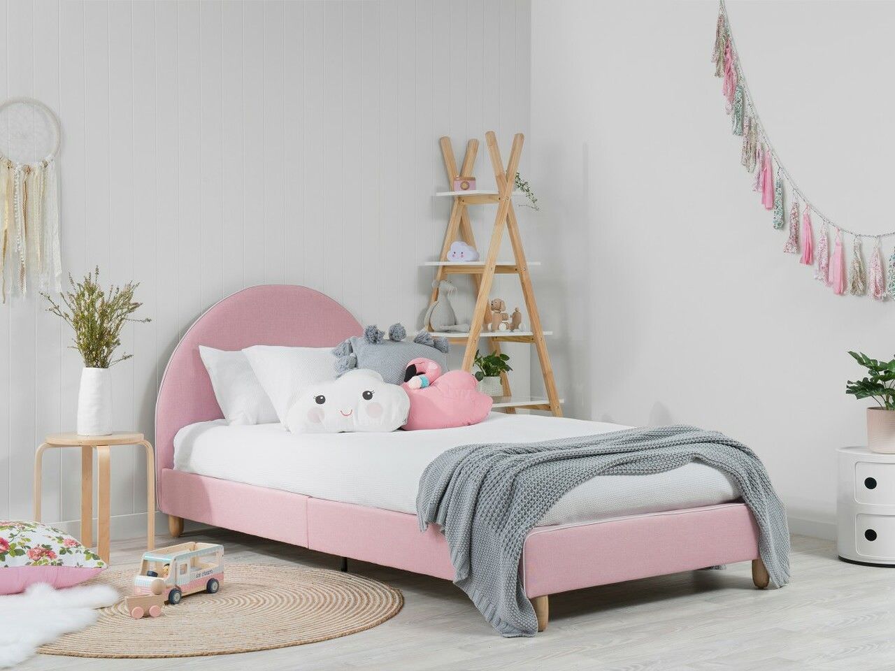 Giường đơn màu hồng thiết kế nhỏ gọn