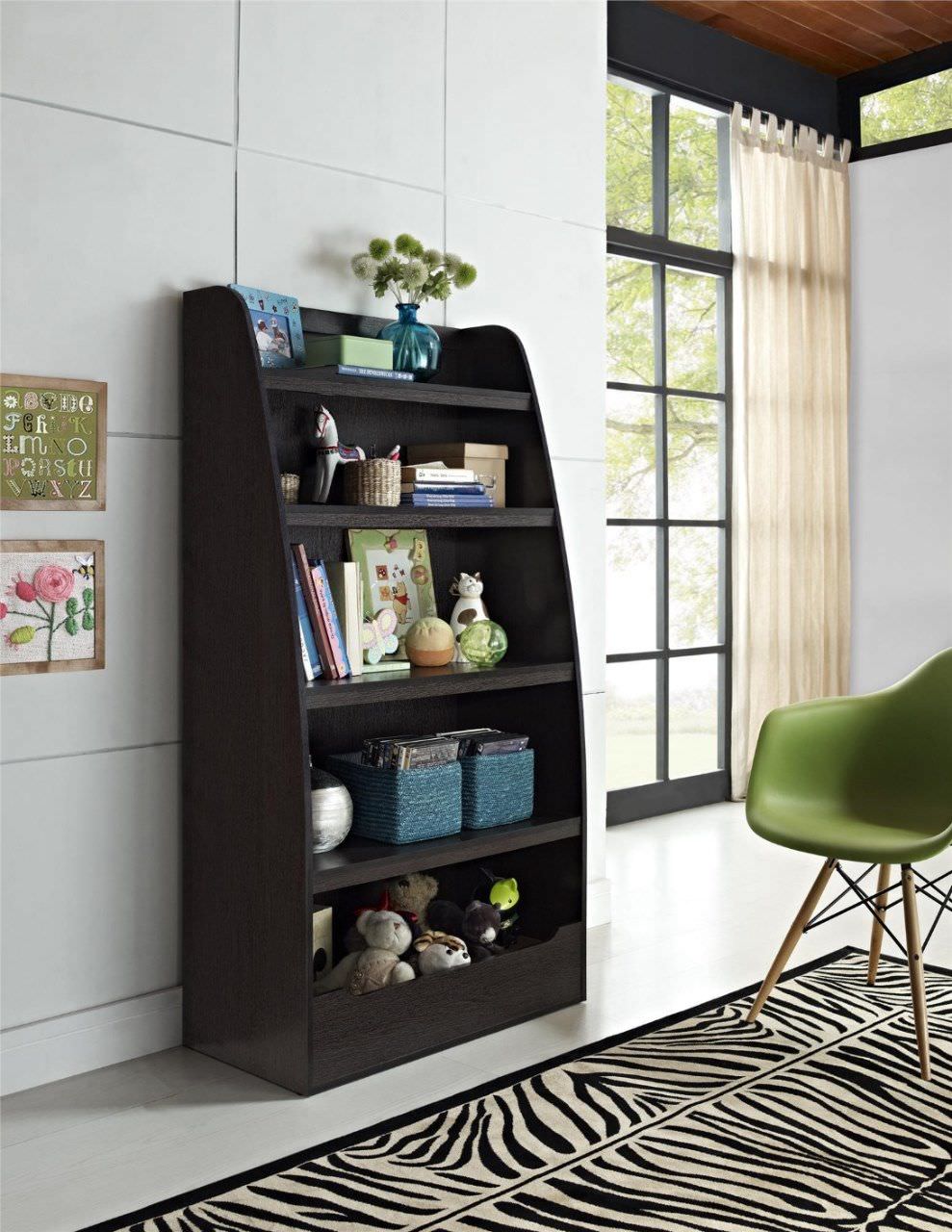 Giá sách hình thang được bo tròn sơn màu đen lịch sự có thể dùng bố trí ở phòng khách