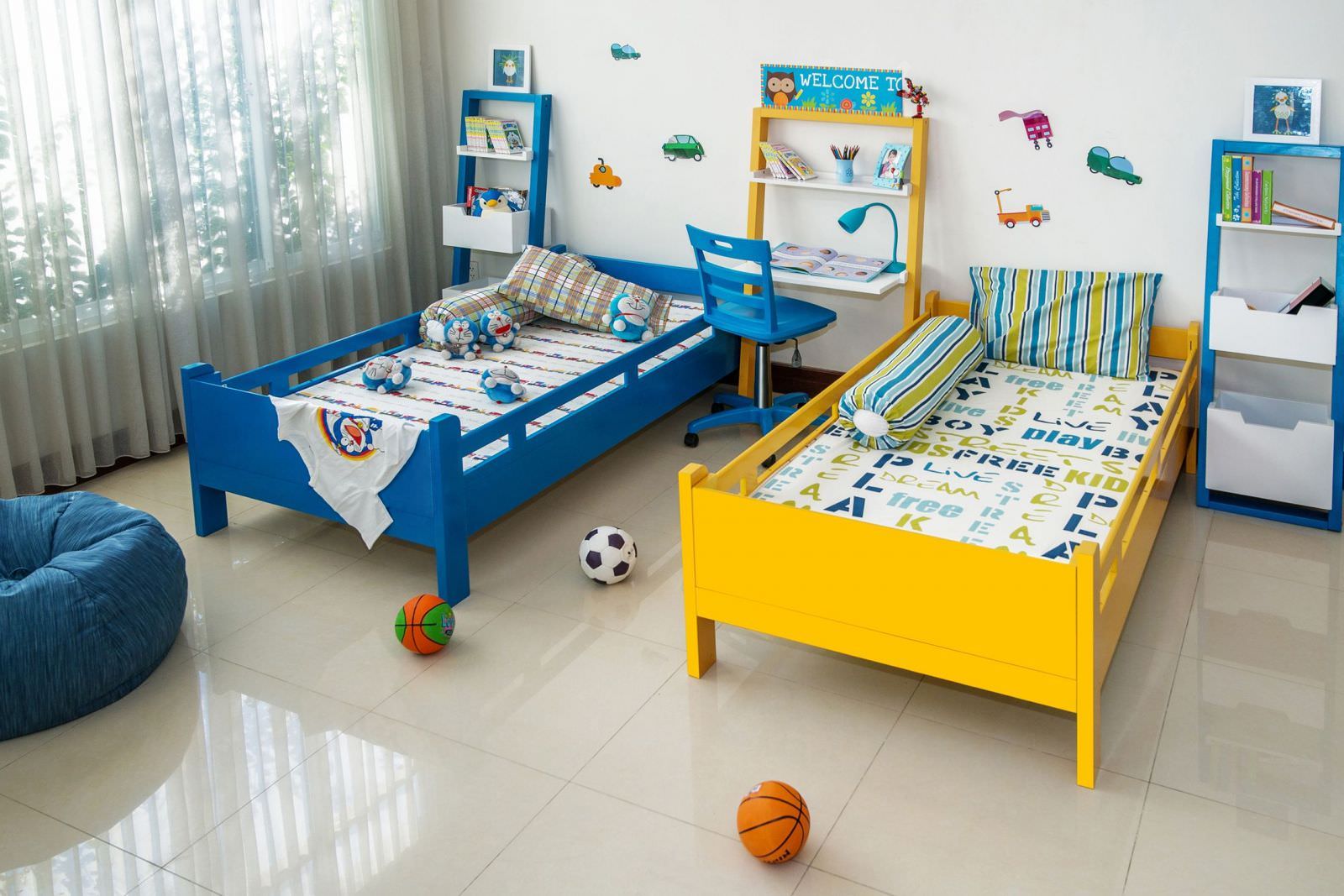 Hai giường ngủ nhỏ gỗ công nghiệp với tông màu vàng và xanh cho bé trai