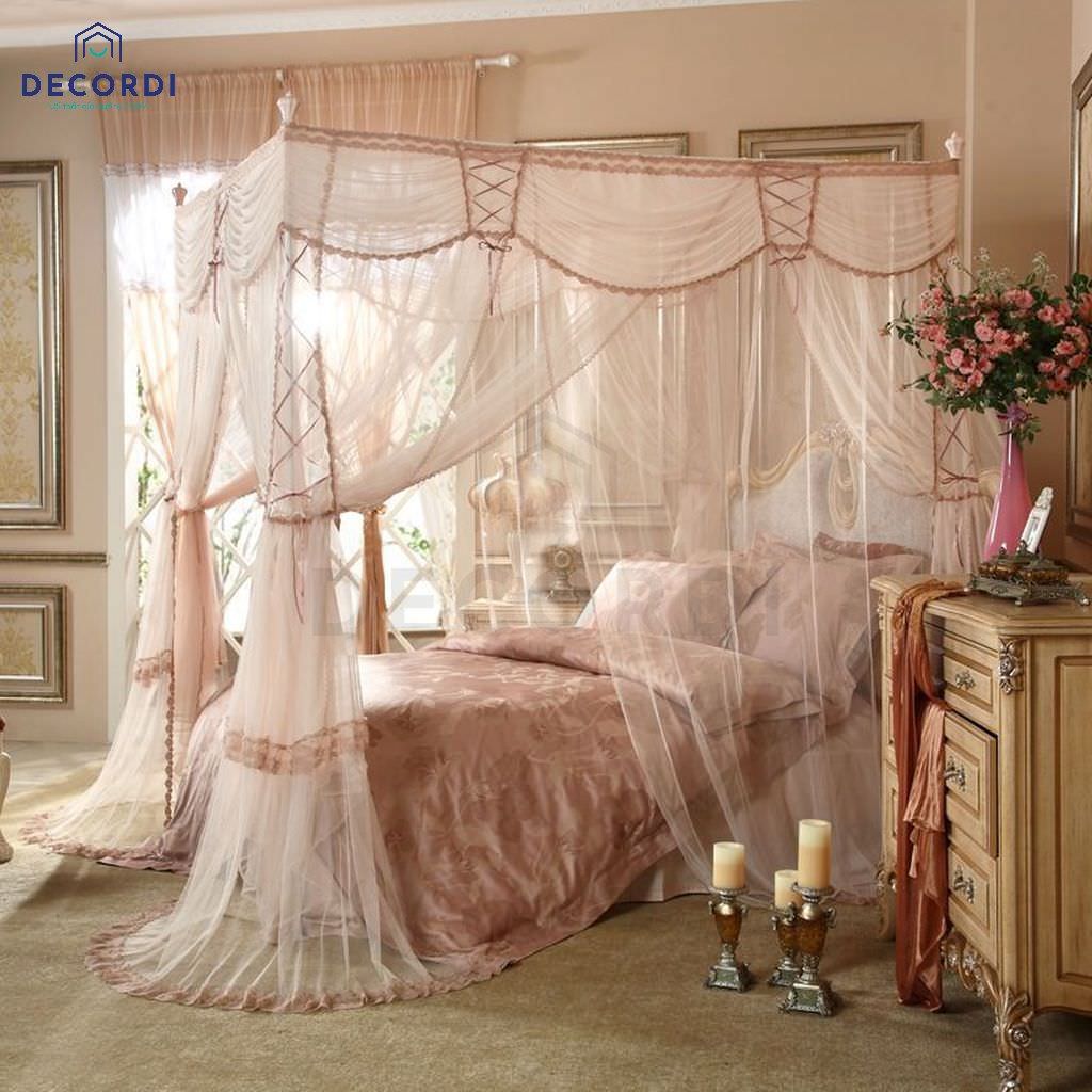 Thiết kế phòng ngủ lãng mạn màu hồng với rèm treo mỏng vô cùng quyến rũ