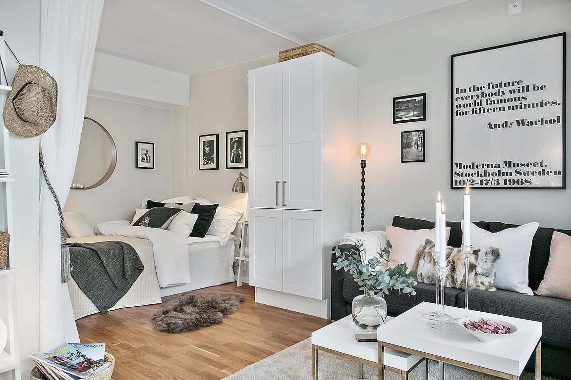 Rèm cửa màu trắng giúp phân chia phòng khách và phòng ngủ một cách nhẹ nhàng thông thoáng