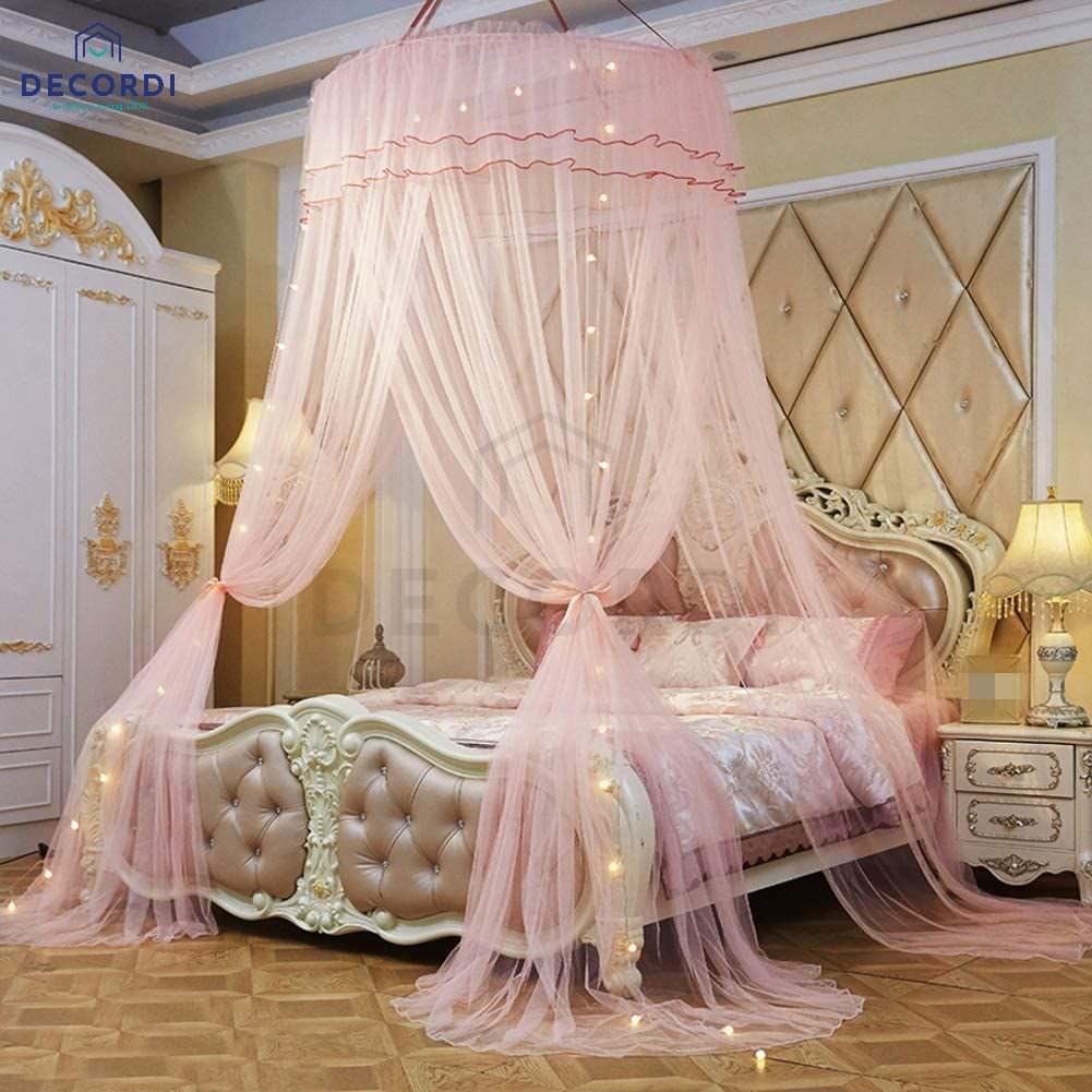 Thiết kế phòng ngủ lãng mạn với giường ngủ cổ điển kết hợp màn treo công chúa khiến không gian trở nên quyến rũ thu hút đầy bí ẩn