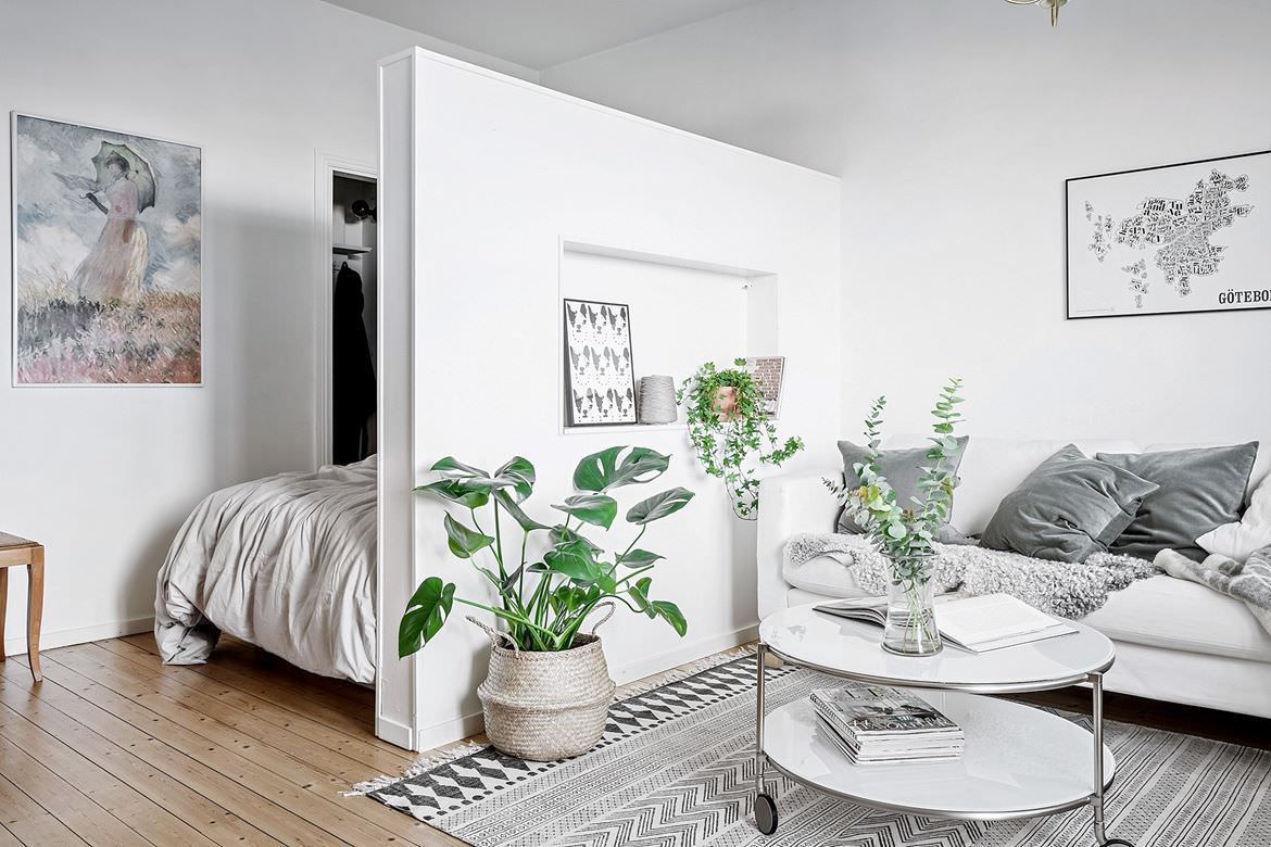 Phòng ngủ kết hợp phòng khách tường trắng với sàn gỗ tự nhiên