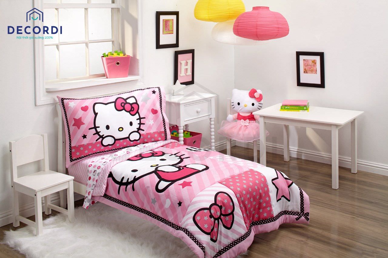 Gam màu trắng giúp căn phòng ngủ rộng rãi hơn và trang trí bộ ga giường hình hello kitty làm điểm nhấn để tăng thêm sự sinh động