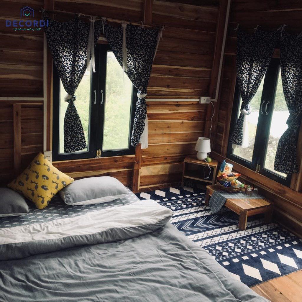 Diện tích phòng ngủ gác mái thường rất nhỏ nên chỉ cần đặt một chiếc nệm thay thế cho giường ngủ sẽ giúp giảm bớt sự bí bách, ngột ngạt cho không gian