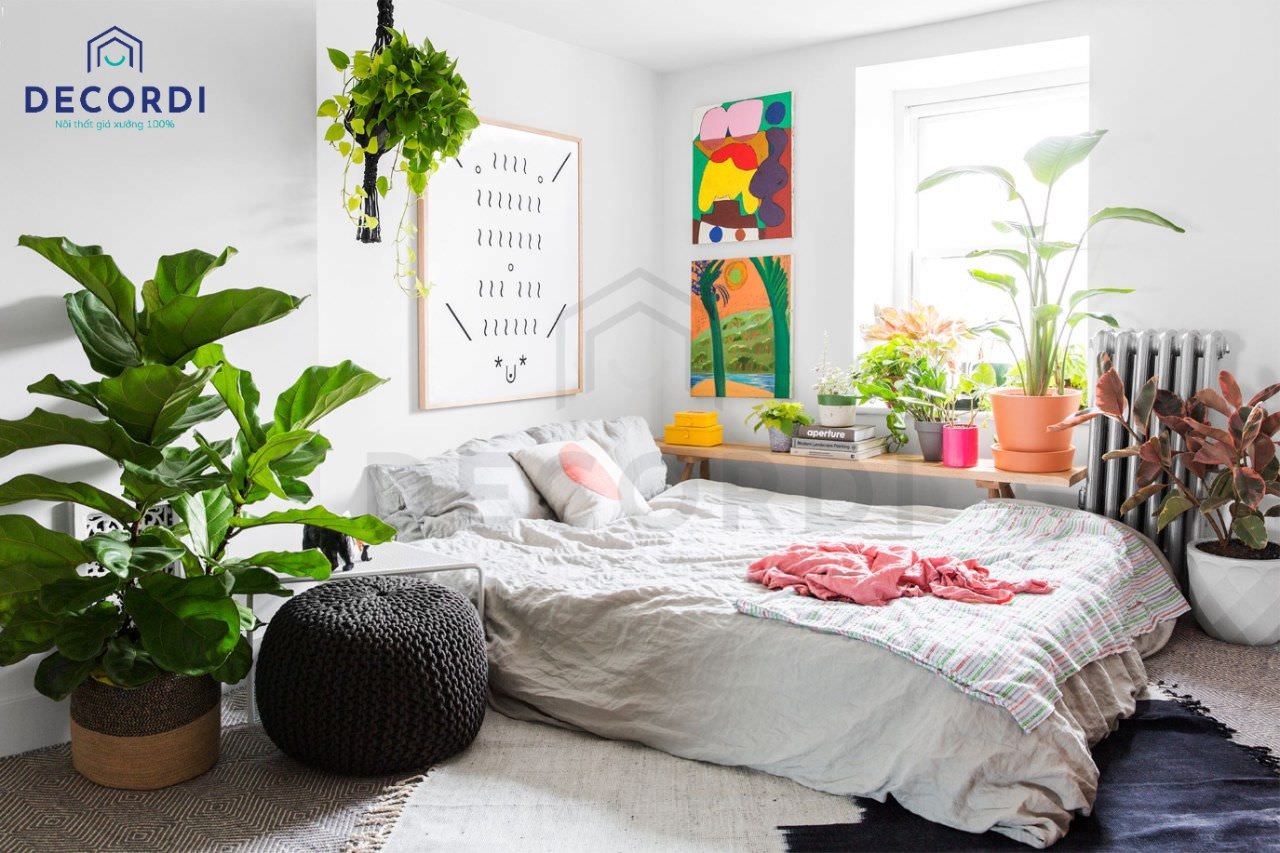 Trang trí một số phụ kiện dễ thương hoặc cây xanh để phòng ngủ không giường thêm sinh động
