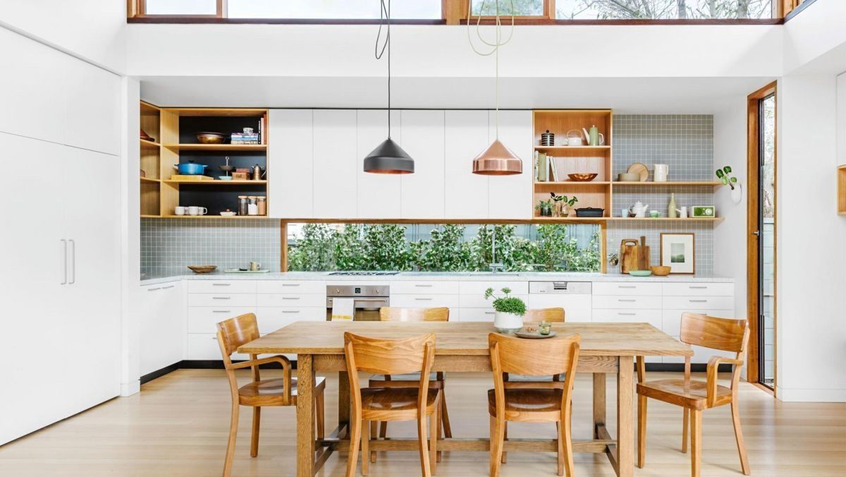 Phòng bếp có cửa sổ với nội thất màu gỗ tự nhiên
