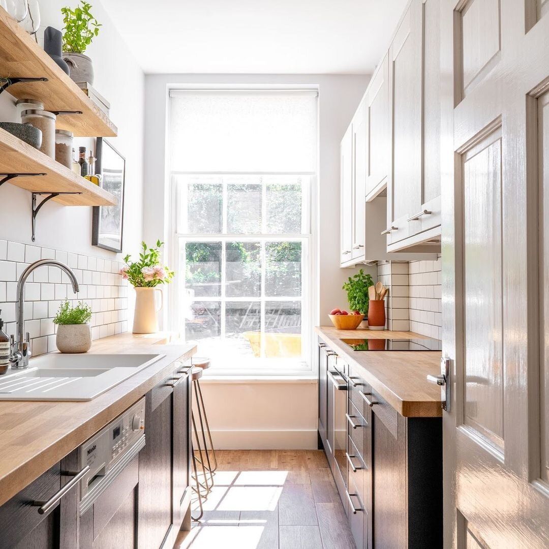 Tủ bếp theo phong cách cổ điển có bố trí cửa sổ ở chính giữa