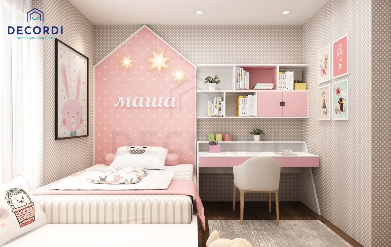 Phòng ngủ treo nhiều tranh vẽ dễ thương mang cảm giác tích cực cho bé