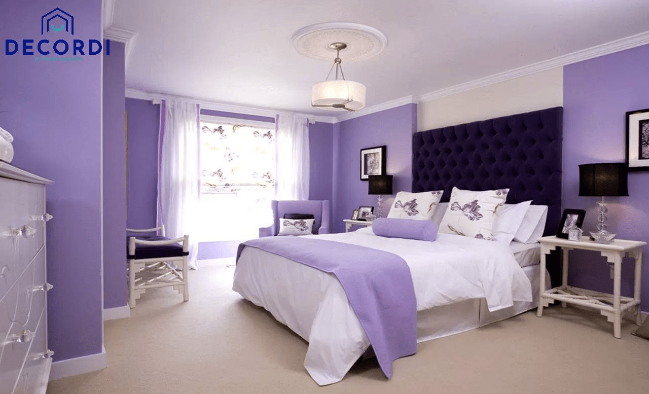 Phòng ngủ được bao trùm một màu tím pha chút trắng mơ mộng