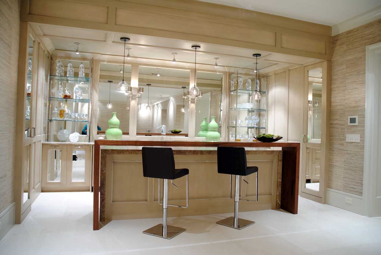Phòng bếp với điểm nhấn tủ bếp gỗ kết hợp kính và quầy bar bếp ấn tượng