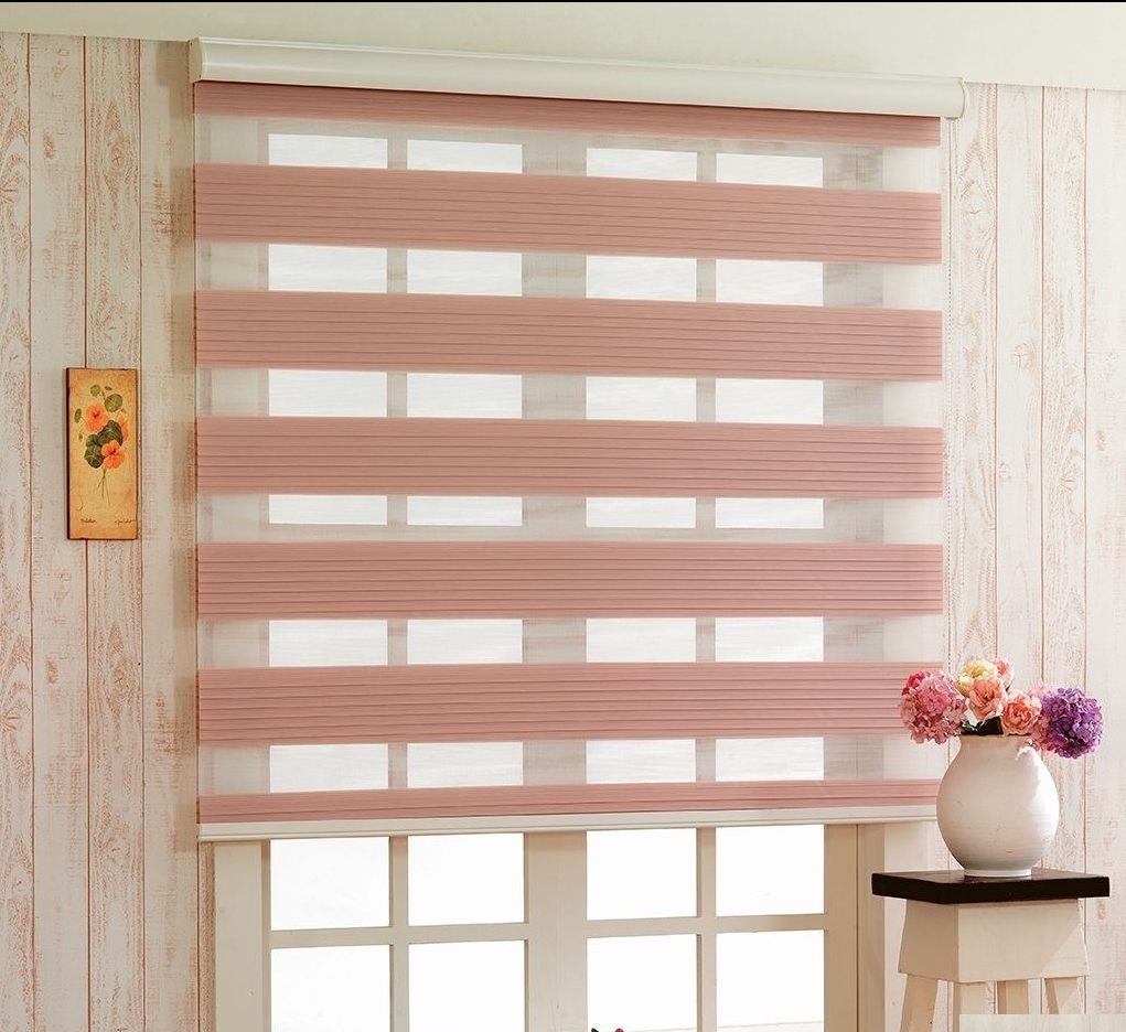 Rèm cầu vòng màu hồng cho cửa sổ nhỏ giúp tránh nắng tối ưu