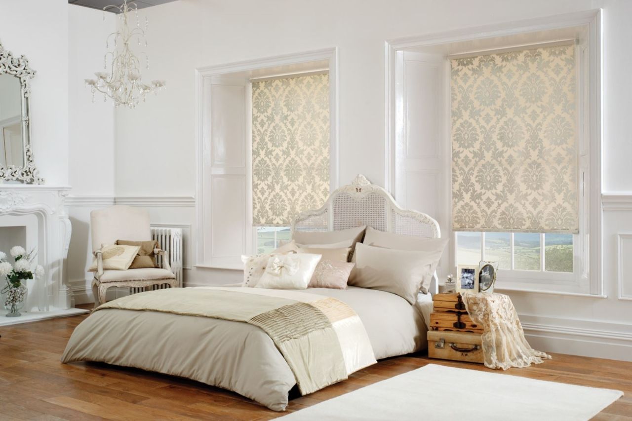 Hoa văn trên rèm cuốn thiết kế tinh tế cổ điển đem lại vẻ đẹp thanh lịch cho phòng ngủ