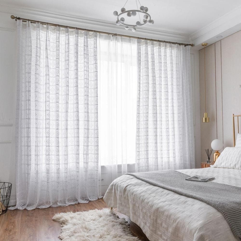 Thiết kế rèm vải voan màu trắng giúp phòng ngủ thêm sáng sủa, hiện đại