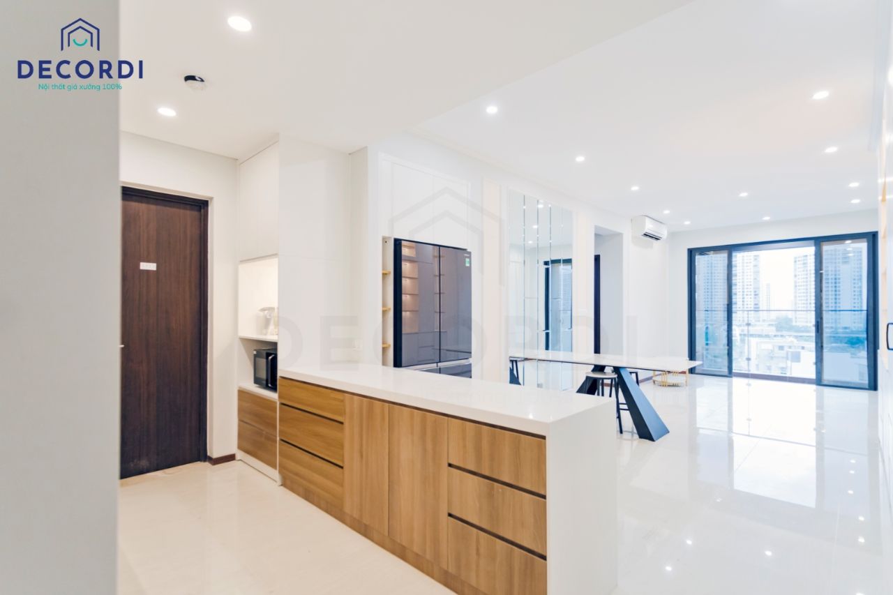 Thi công nội thất tủ bếp với tông trắng phủ acrylic sáng bóng kết hợp cùng tông màu gỗ nhẹ nhàng
