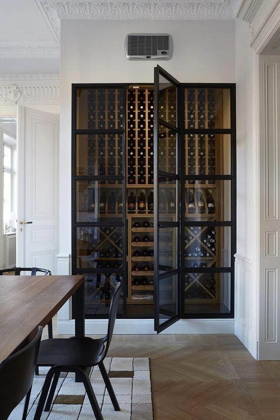 Tủ rượu nhôm kính với các ngăn lưu trữ nhỏ cho từng chai rượu tạo khối dày đặc cho căn phòng
