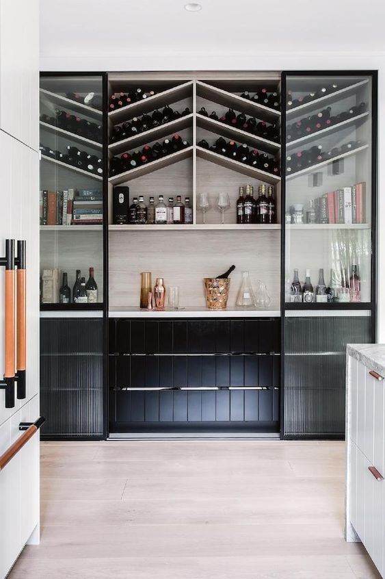 Tủ rượu phòng khách hiện đại tone đen tích hợp với kệ trang trí sách hay lưu trữ những món đồ nhỏ