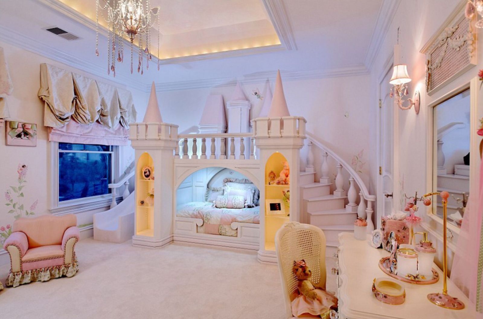 Thiết kế hình lâu đài ngộ nghĩnh cho giường tầng phòng ngủ phù hợp cho bé trai và bé gái