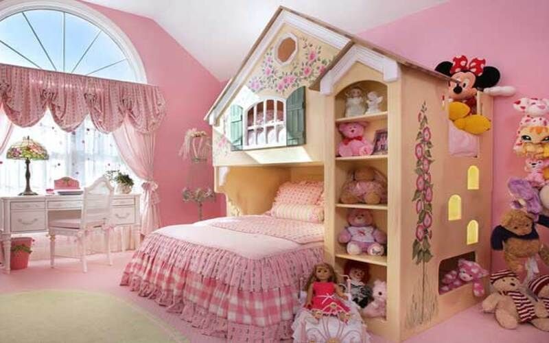 Giường ngủ công chúa hình ngôi nhà bằng gỗ công nghiệp với bộ ga gối màu hồng dễ thương sinh động cho bé gái