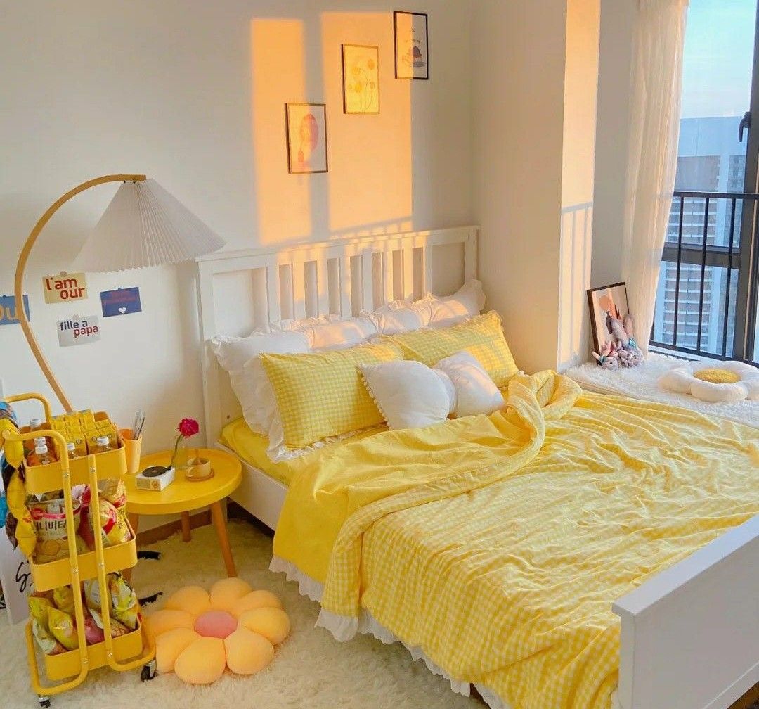 Giường công chúa cho bé màu vàng cạnh cửa sổ lớn tràn ngập ánh sáng 