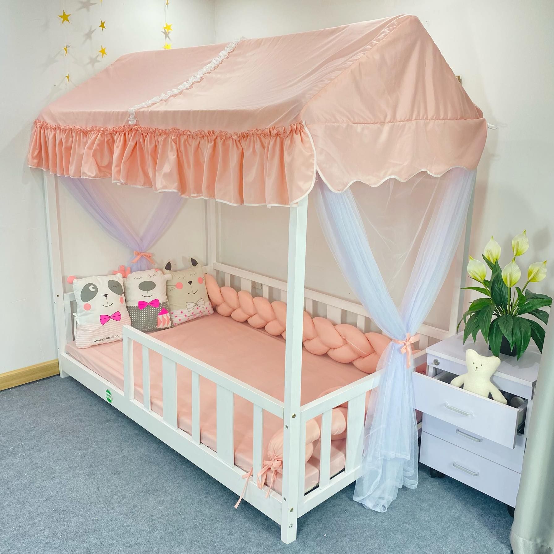 Giường ngủ công chúa hình ngôi nhà cho bé nhỏ nhắn màu hồng có rèm che