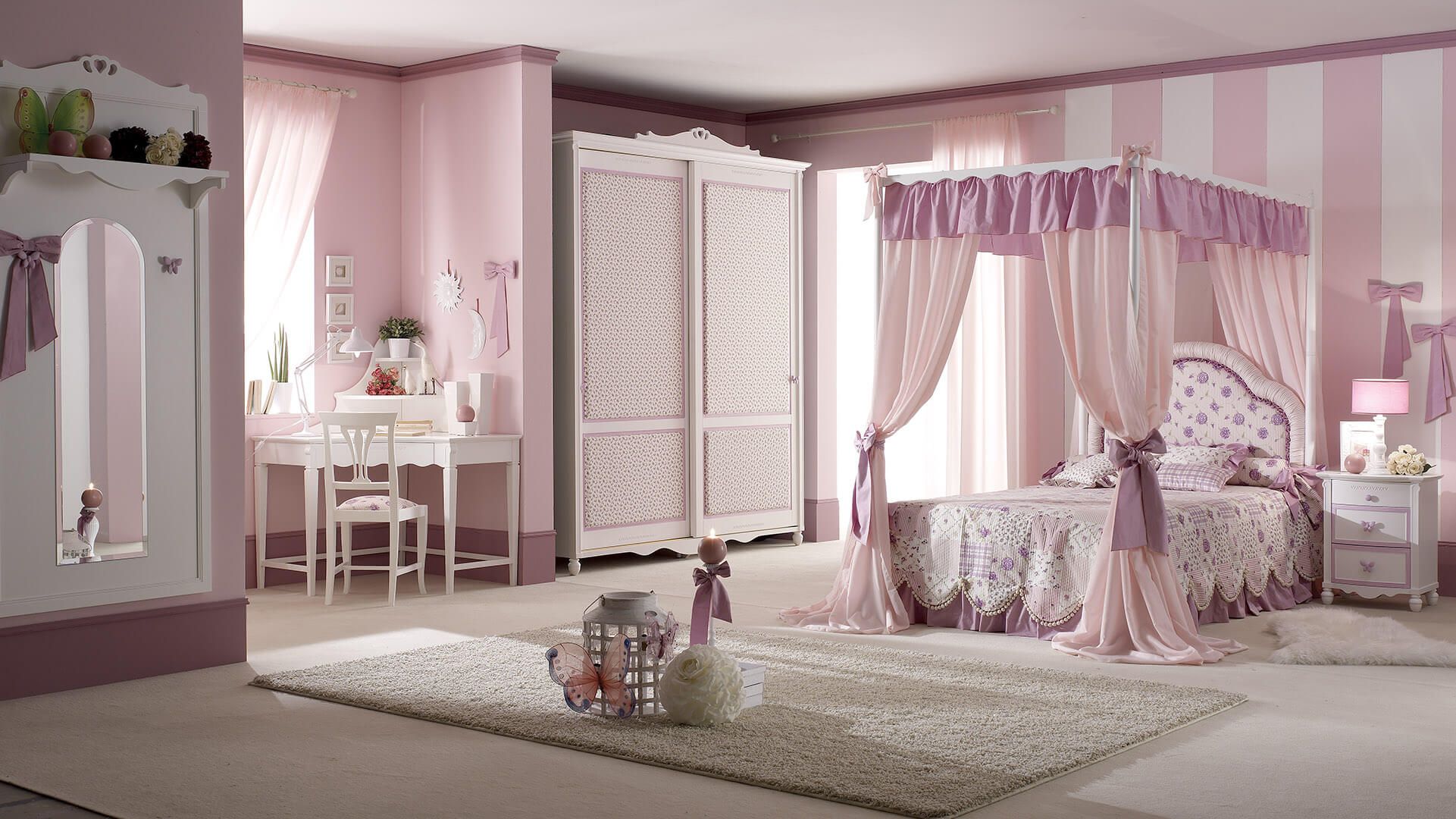 Giường ngủ công chúa với tông màu tím hồng có rèm che thơ mộng giúp cho bé thoải mái