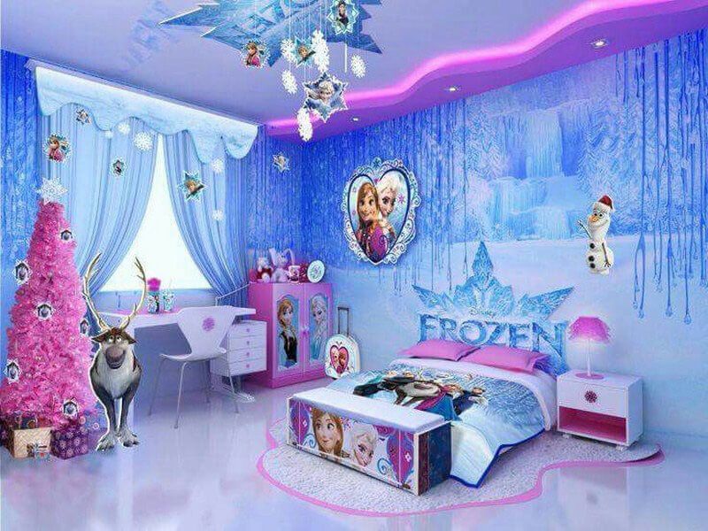 Giường ngủ công chúa Elsa với tone màu xanh tím, bộ chăn ga hình nhân vật trong phim công chúa Elsa hết sức sinh động