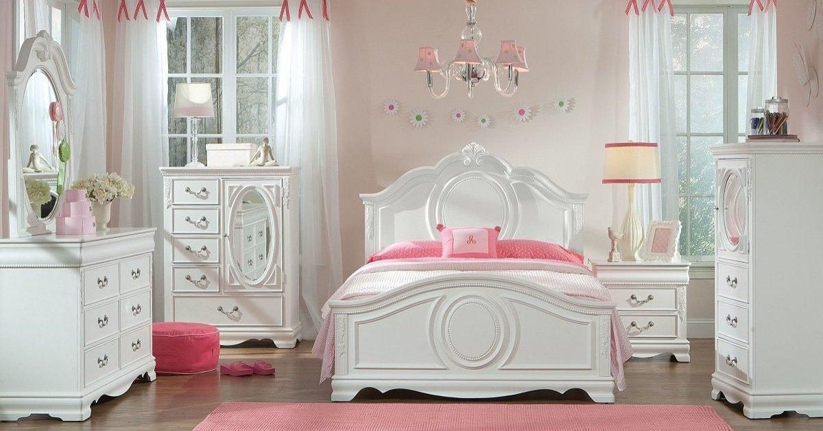Giường ngủ cho bé màu hồng theo phong cách tân cổ điển sang trọng nhưng vẫn nhẹ nhàng phù hợp cho bé gái