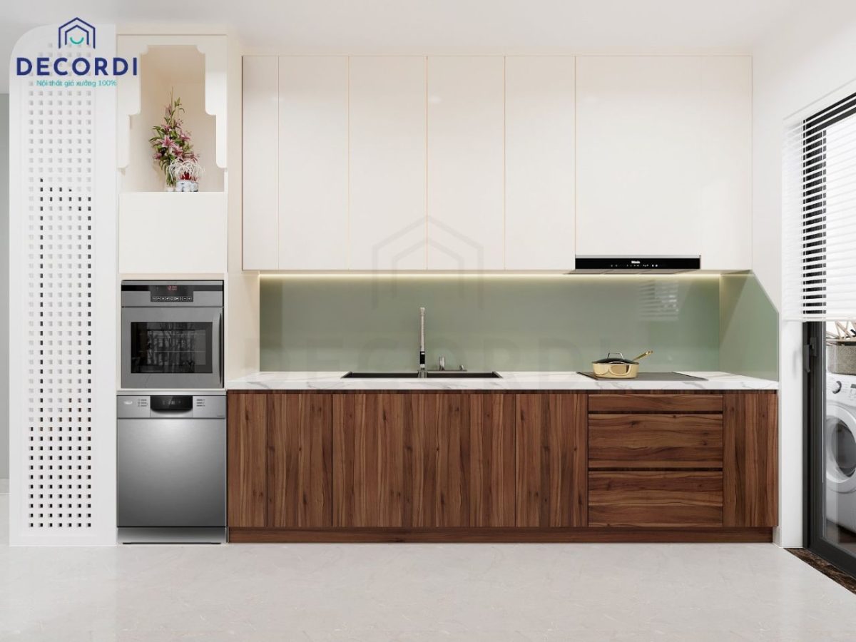 Hệ tủ bếp chữ i được thiết kế dọc theo tường với tủ bếp trên phủ Acrylic sáng bóng, tủ bếp dưới tone màu gỗ trầm tạo sự sang trọng và tiện dụng trong việc lau chùi 