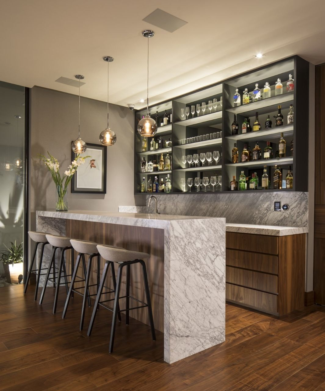 Tủ rượu gỗ công nghiệp kết hợp cùng không gian quầy bar sang trọng