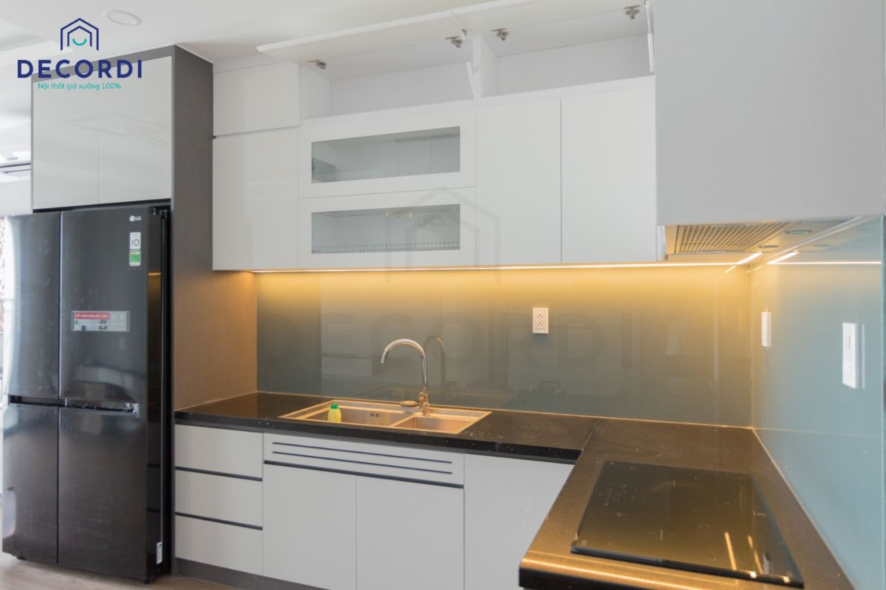 Khu vực bếp được thiết kế tủ bếp chữ L giúp tối ưu không gian sử dụng