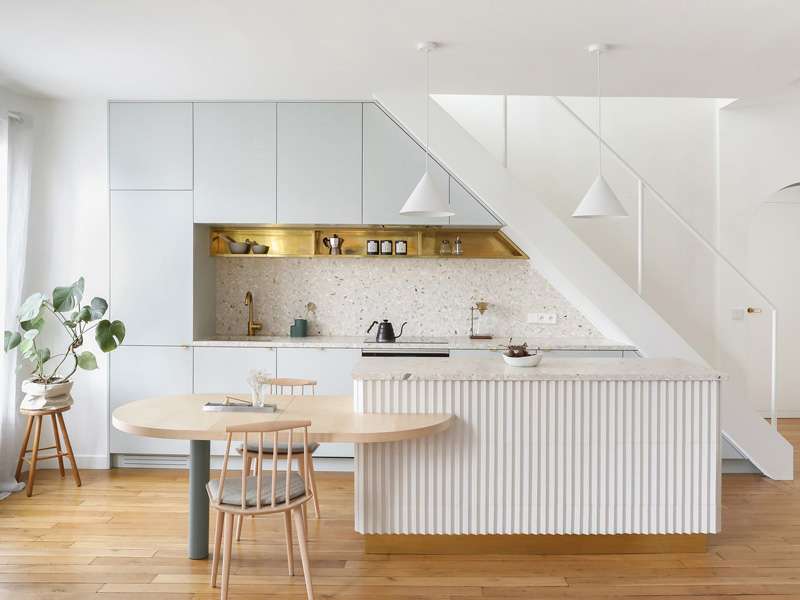 Thiết kế tủ bếp dưới gầm cầu thang cùng đó bàn bàn đảo bếp tăng diện tích sử dụng cho gian bếp nhỏ