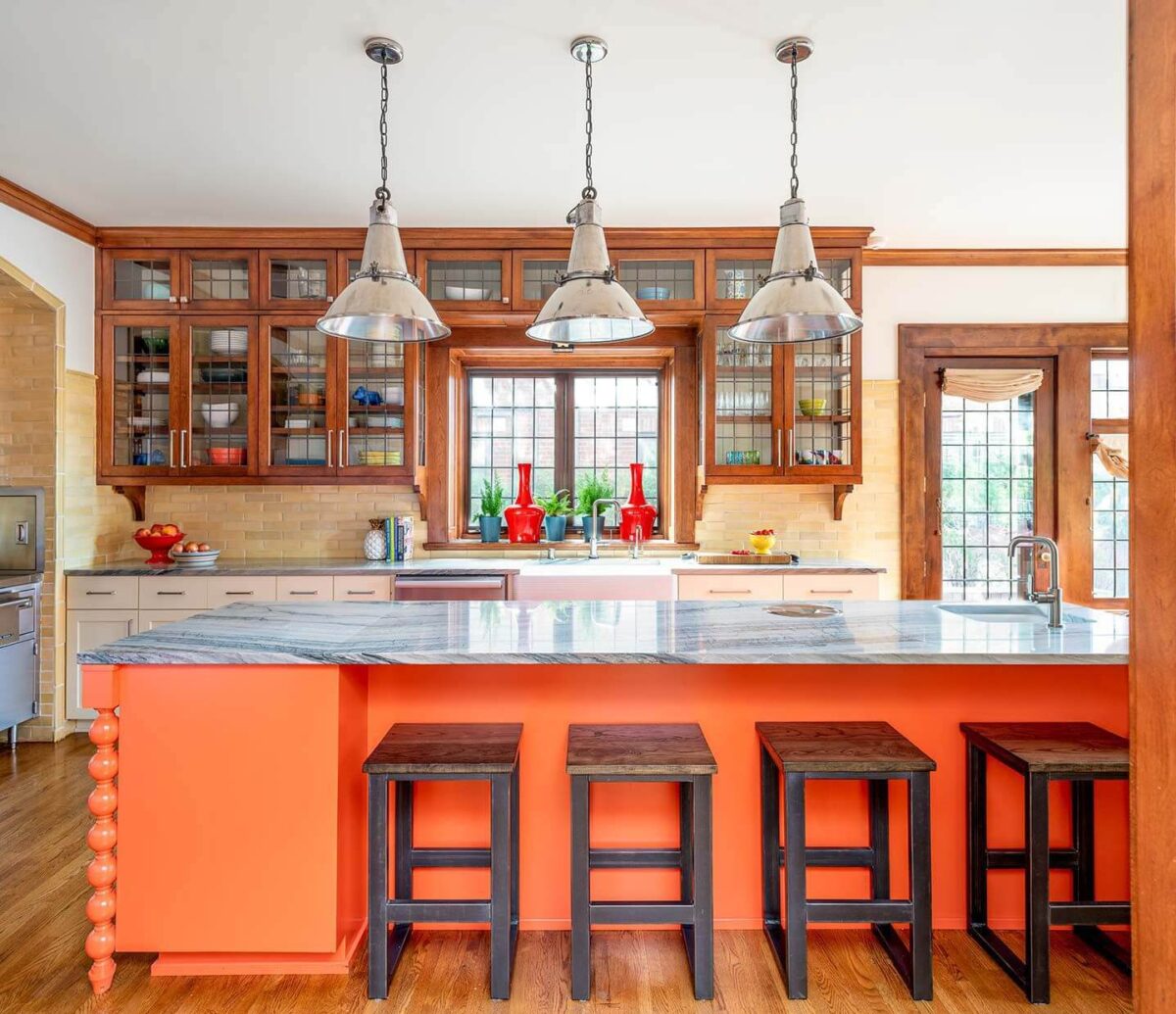 Phòng bếp cho gia chủ mệnh Hỏa được thiết kế mang tông màu mạnh siêu nổi bật