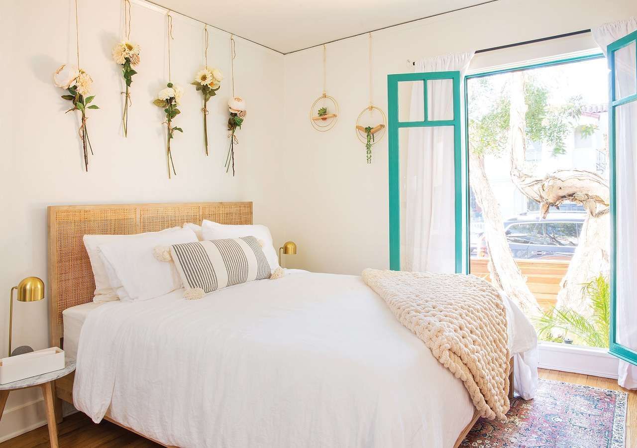Phòng ngủ với giường ngủ , rèm cửa voan, trang trí hoa 