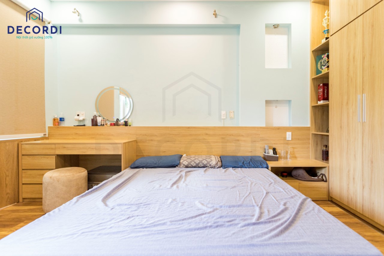 Phòng ngủ nhà phố hiện đại sử dụng gam màu gỗ sáng với vách ốp đầu giường và vách ốp tường