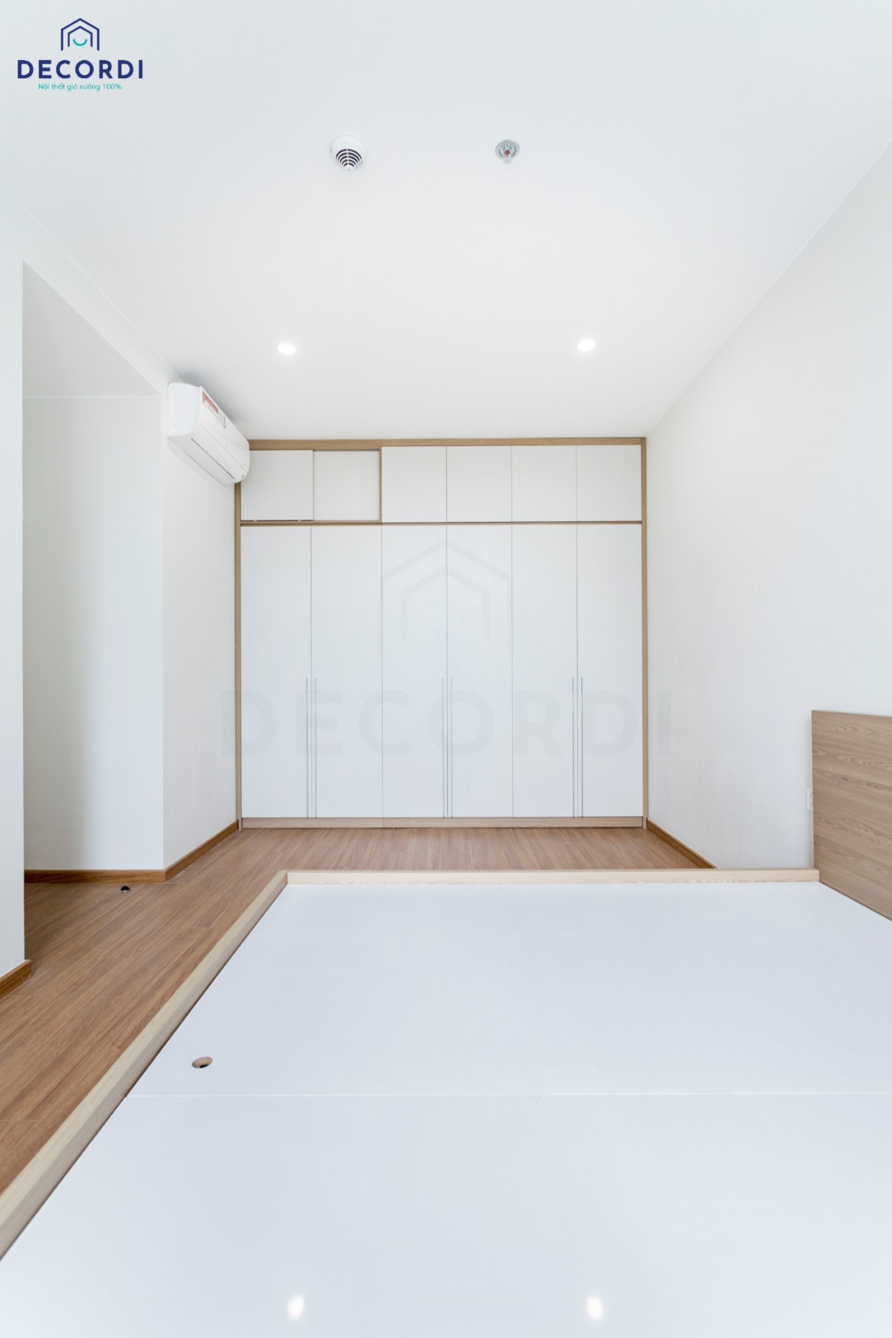 Thi công phòng ngủ hiện đại với gam màu trắng, gỗ sáng mang lại cảm giác rộng rãi trẻ trung