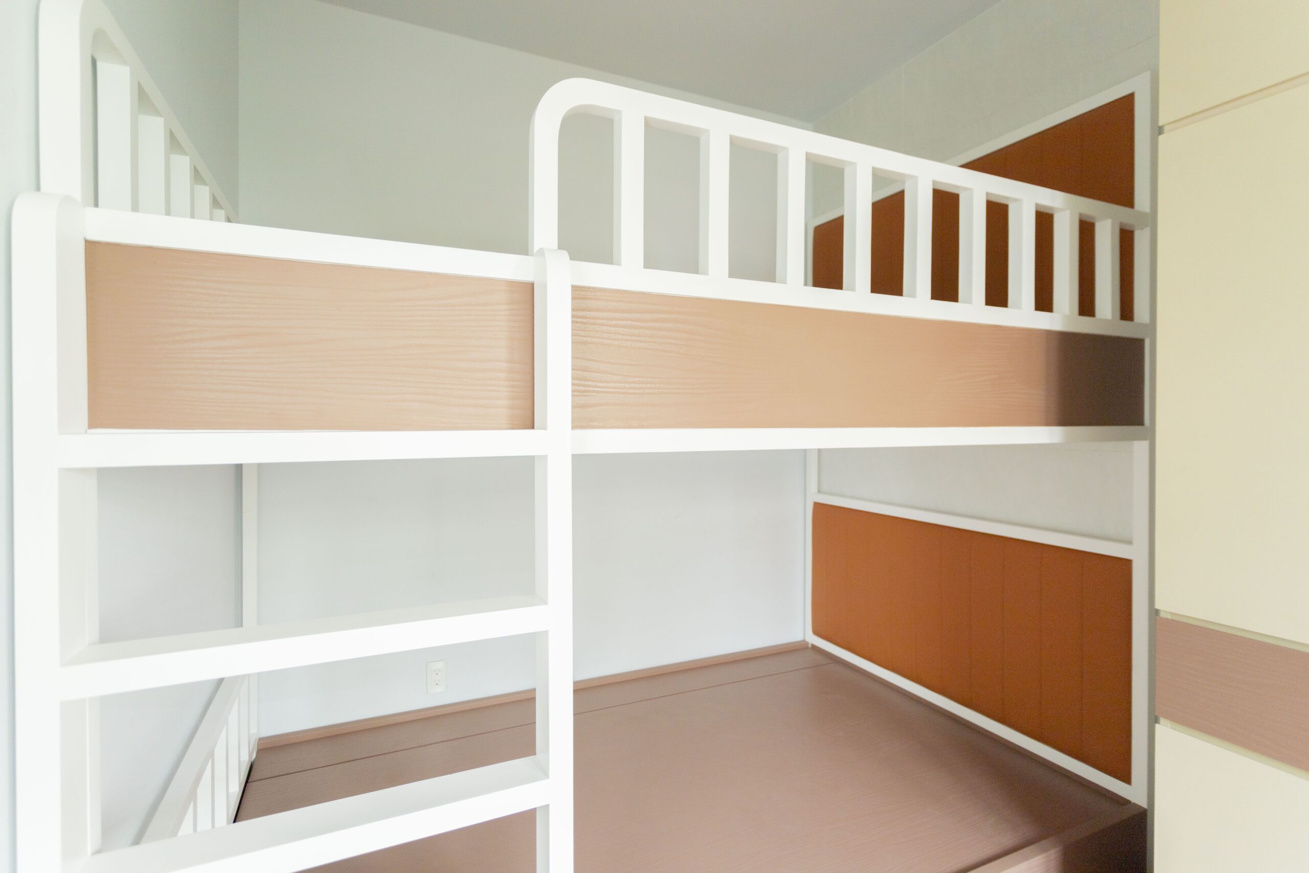 Thi công nội thất phòng ngủ 2 bé sử dụng tông màu nâu trung tính mang đến cảm giác thoải mái cho cả 2 bé 