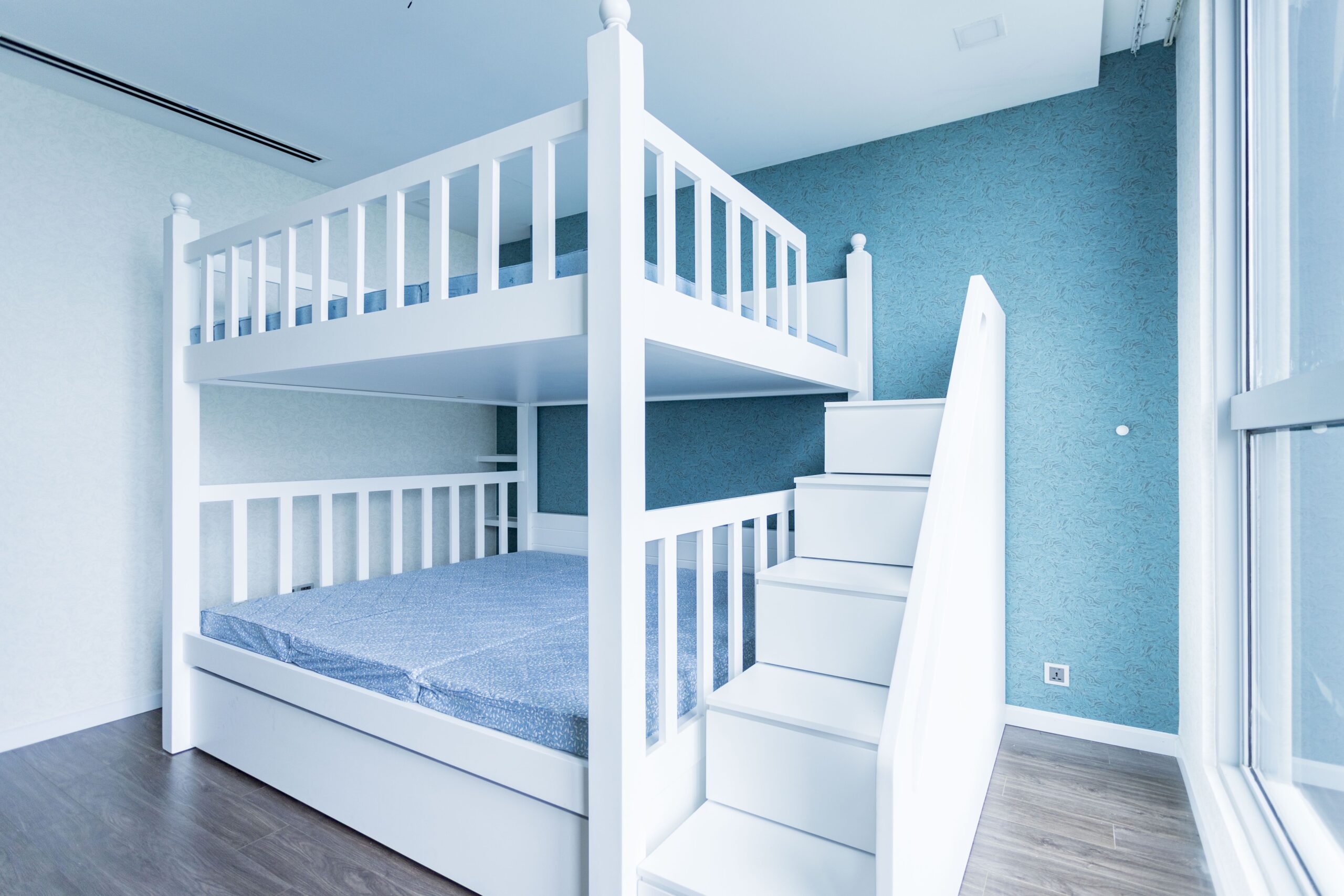 Thi công nội thất phòng ngủ 2 bé trai và gái sử giường tầng dụng gam màu trắng phối xanh tinh tế