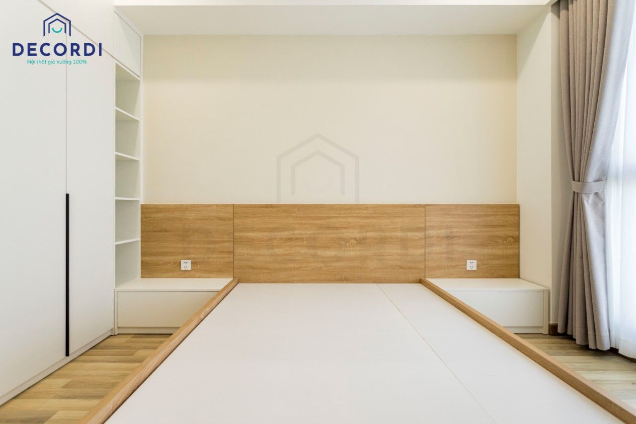 Phòng ngủ nhỏ cũng được gia chủ lựa chọn thi công với gam màu trắng phối gỗ hiện đại