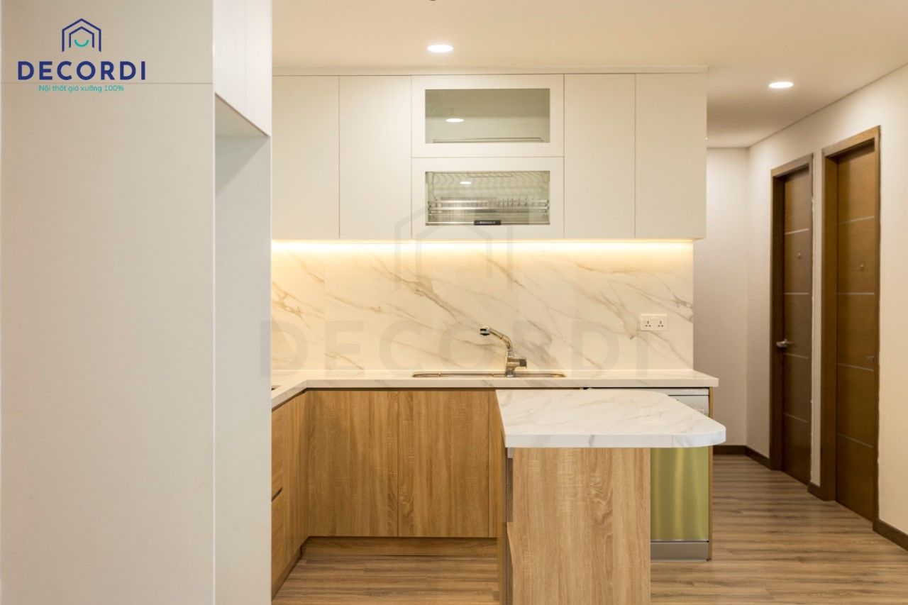 Phòng bếp liền phòng khách sử dụng hoàn toàn bằng gỗ công nghiệp phối đá Marble vân mây sang trọng