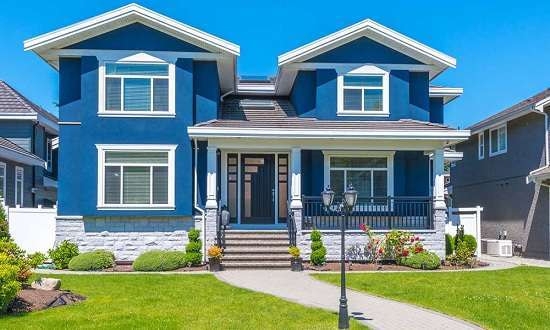 Gam màu xanh nước biển tạo cảm giác căn nhà nổi bật hơn cả 