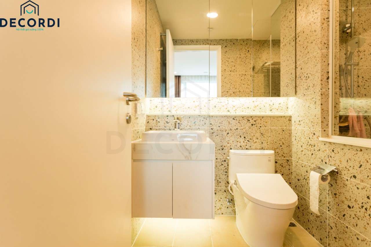 Nhà vệ sinh đơn giản sử dụng tủ lưu trữ cánh gương tiết kiệm diện tích