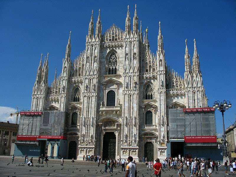 Nhà thờ Milan (Ý) cấu trúc đối xứng 2 bên mang đến cảm giác sang trọng, hùng vĩ 