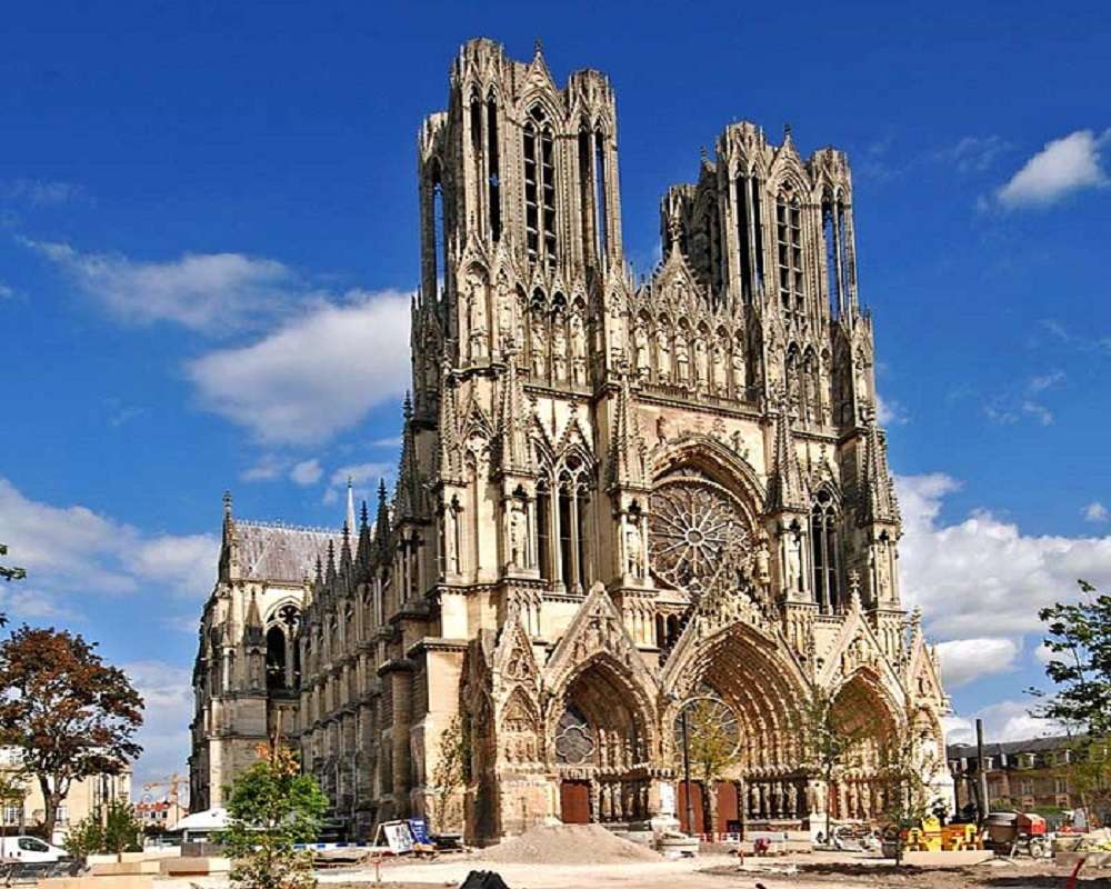 Nhà thờ chính tòa Amiens tại Pháp sử dụng kiến trúc Gothic hình tháp đỉnh vuông đẳng cấp
