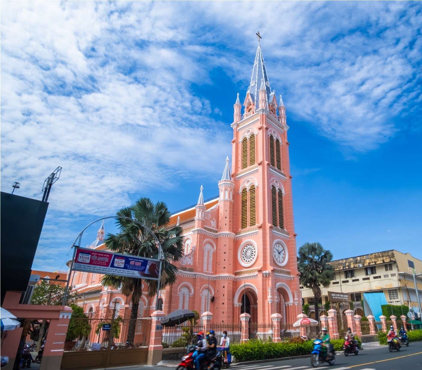  Nhà thờ Tân Định mang sắc hồng nhẹ nhàng, độc đáo