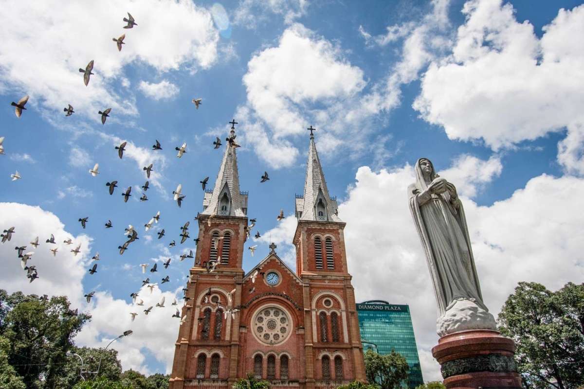 Nhà thờ Đức Bà Sài Gòn thể hiện đặc trưng của kiến trúc Gothic 
