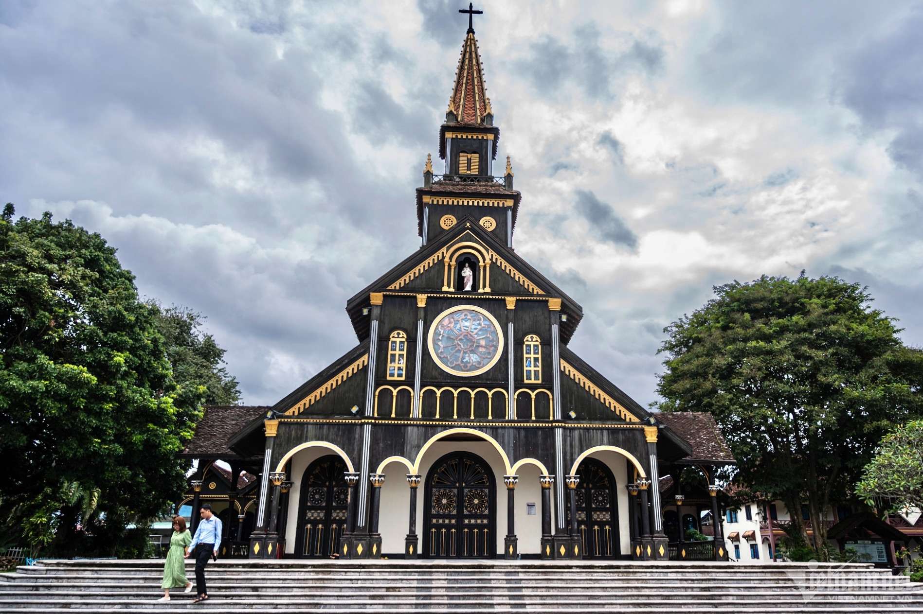 Nhà thờ Kon Tum sử dụng lối thiết kế gothic sử dụng chất liệu gỗ độc đáo