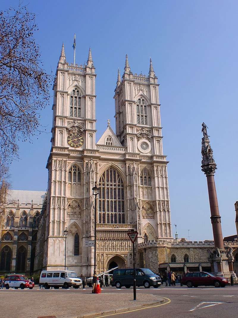 Nhà thờ Westminster Abbey (Anh) sử dụng kiến trúc đối xứng là đặc trưng của kiến trúc Gothic