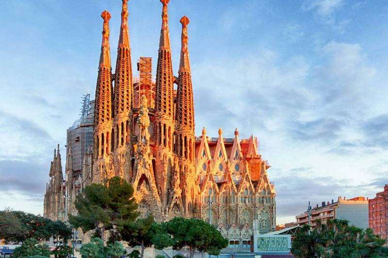 Nhà thờ Sagrada Familia (Tây Ban Nha) nổi bật khi sử nhiều chóp thẳng đứng độc đáo